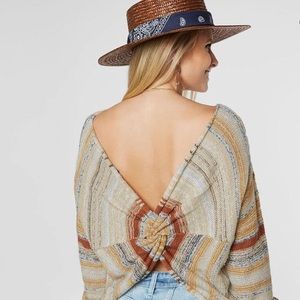 BUCKLE DAYTRIP Twisted Tulip Back Sweater